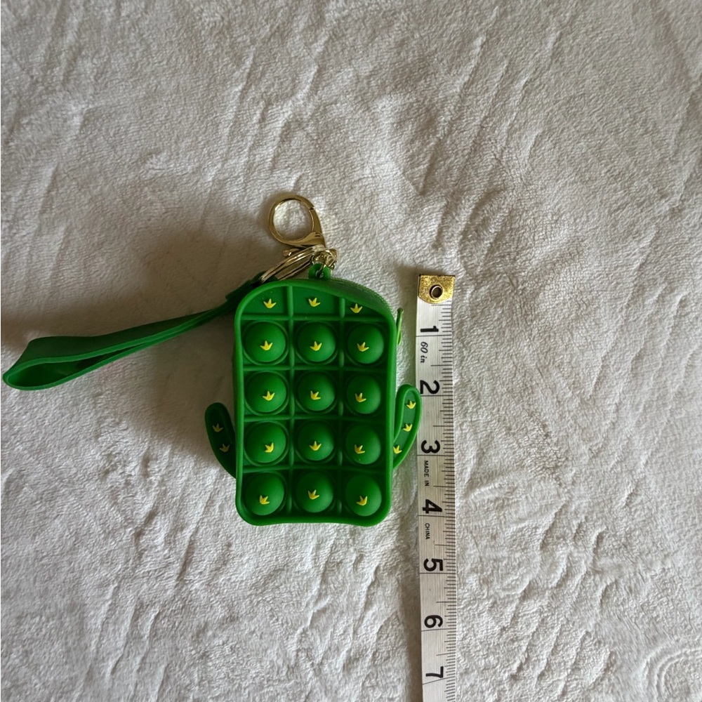 Green Cactus Pop It coins Keychain - Picture 5 of 6